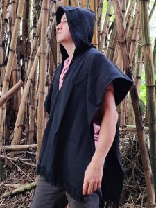 Poncho negro grueso capota