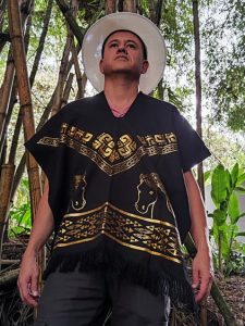 Poncho estampado brillante
