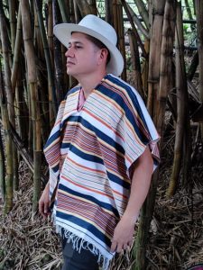 Poncho artesanal corto colores